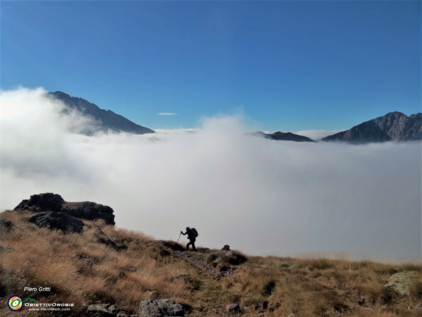 20 Noi saliamo...la nebbia ci rincorre.jpg